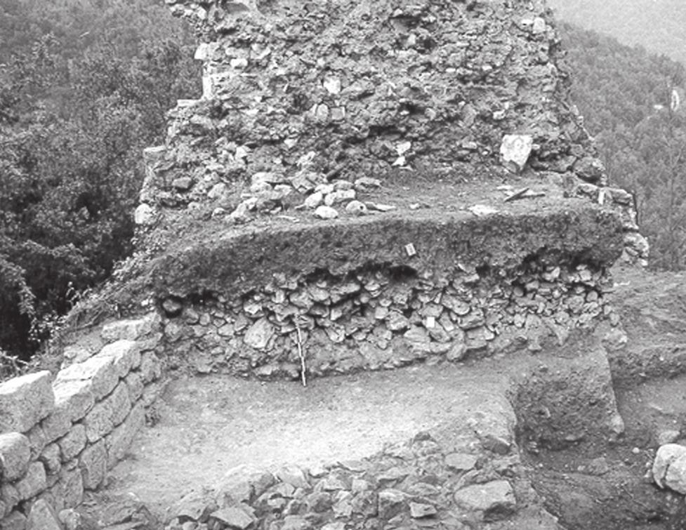 Fig. 53 Strati di macerie scaricati sull area 1000 nel corso del XIV secolo. frammisti a terra e malta, radici ed ossa (US 1085).