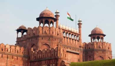 A seguire attraverseremo la Delhi centrale, lungo il cerimoniale Raj Ghat, passando accanto all imponente Red Fort, al Parlamento e all India Gate, per raggiungere il Complesso Qutab, patrimonio
