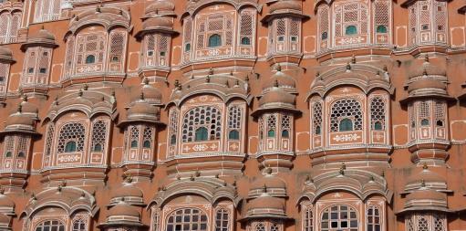 GIORNO 8 UDAIPUR / JAIPUR (1 h volo) A 22 km a nord di Udaipur sulla riva del lago Indersagar, si trova un complesso di templi e santuari all interno di mura in arenaria.