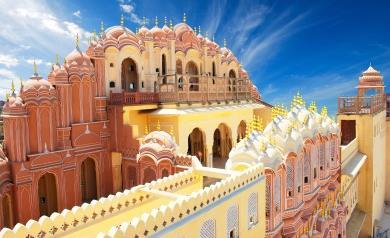 L architettura dei templi, costruiti in marmo e arenaria, è meravigliosa. A seguire direzione aeroporto per il volo del tardo pomeriggio su Jaipur. Arrivo e sistemazione in hotel.