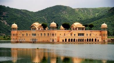 A seguire tour guidato della città, partendo dall «Hawa Mahal» (Palazzo dei Venti), la cui facciata è la più fotografata di Jaipur.