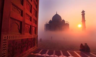 GIORNO 11 AGRA DELHI (4 h soste escluse) Dopo colazione visiteremo l affascinante Taj Mahal, uno dei capolavori universalmente ammirati del patrimonio mondiale.