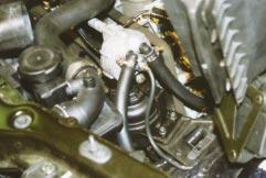 Svitare i due dadi di fissaggio della vaschetta olio situata tra alternatore e radiatore, nella parte sinistra del vano motore.