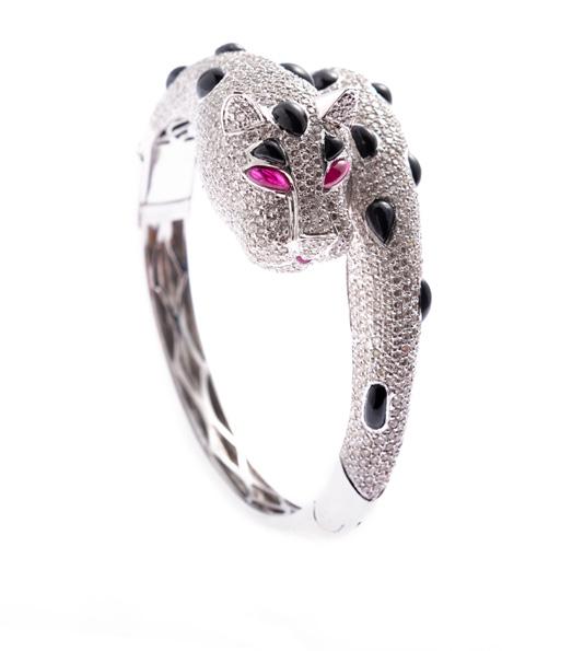 47 BRACCIALE PANTERA IN ORO BIANCO 18KT WHITE GOLD, ONYX, RUBY AND DIAMOND PANTHER BANGLE Con inserti in onice nera, rubini