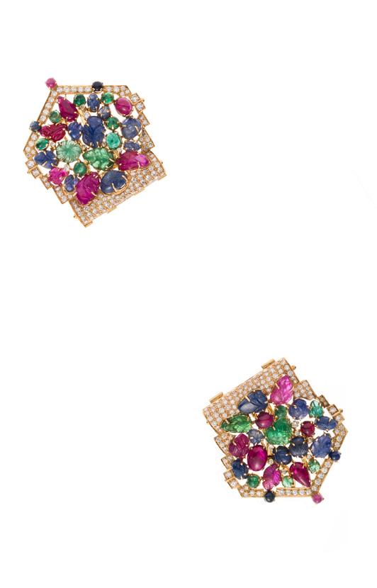 53 DUE SPILLE IN ORO BICOLORE 18KT PAIR OF GOLD, RUBY, EMERALD, SAPPHIRE AND DIAMOND BROOCHES Realizzate a Tutti Frutti con rubini, smeraldi e zaffiri incisi a