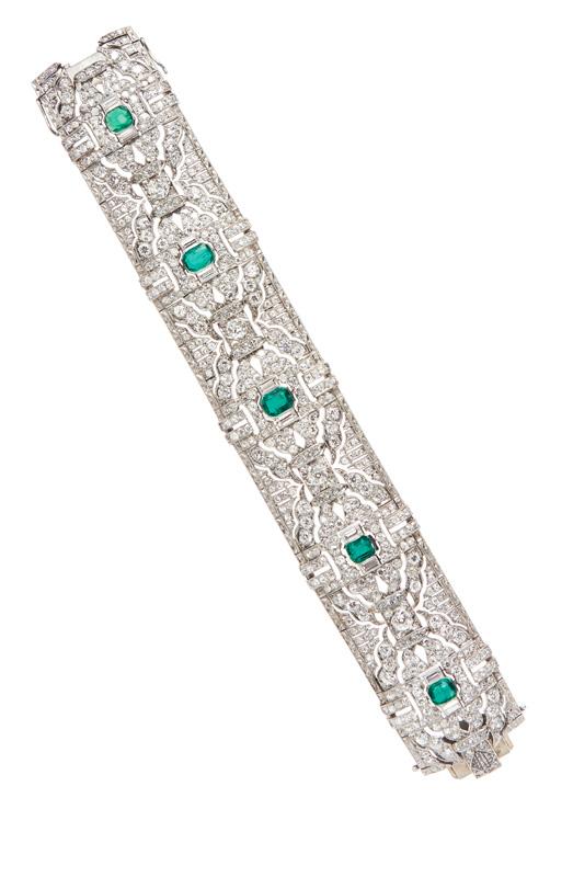 000 52 BRACCIALE IN ORO BIANCO 18KT, 1930 CIRCA WHITE GOLD, EMERALD AND DIAMOND BRACELET, CIRCA 1930 Percorso al centro da cinque smeraldi a taglio rettangolare