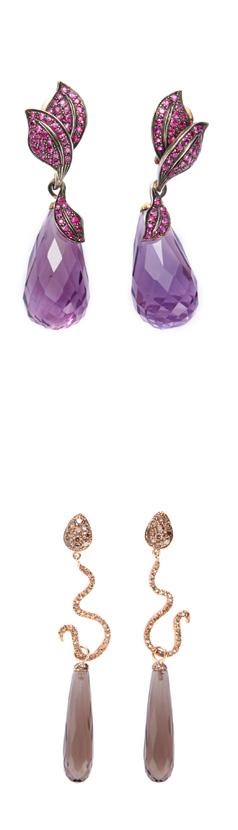 66 ORECCHINI PENDENTI IN ARGENTO E ORO 18KT PAIR OF SILVER, GOLD, RUBY AND AMETHYST PENDANT EARRINGS Realizzati a doppio corpo, inserti a foglie con rubini taglio rotondo e grande goccia in ametista