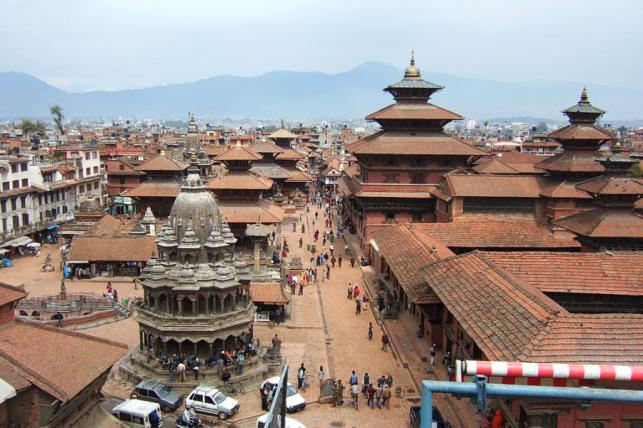 La più bella piazza del Nepal, Durbar Square, è circondata dal Palazzo Reale, nel quale c'è una ricchissima vasca da bagno, e dal Tempio Jagannarayan.