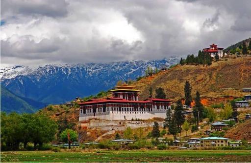 29 dicembre 2018: PARO/THIMPU Prima colazione. Partenza per Thimpu (2.400m.): capitale del Bhutan, è la città più popolata del paese, situata sulle colline occidentali della valle del Wang Chu.