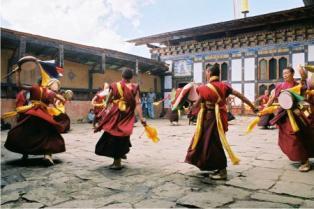 Si visiteranno: il Jambay Lhakhang che, edificato nel 659 dal Re tibetano Songtsen Gambo, ha nel suo interno tre gradini in pietra che rappresentano diversi