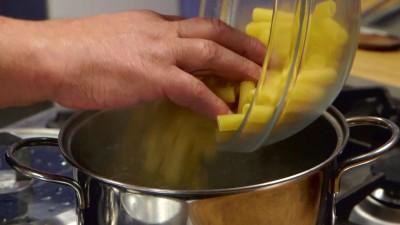 2 Mentre la pasta si stà cuocendo, versate in una padella un'abbondante giro d'olio extrarvergine d'oliva, prendete la pancetta affumicata e tagliatela, da