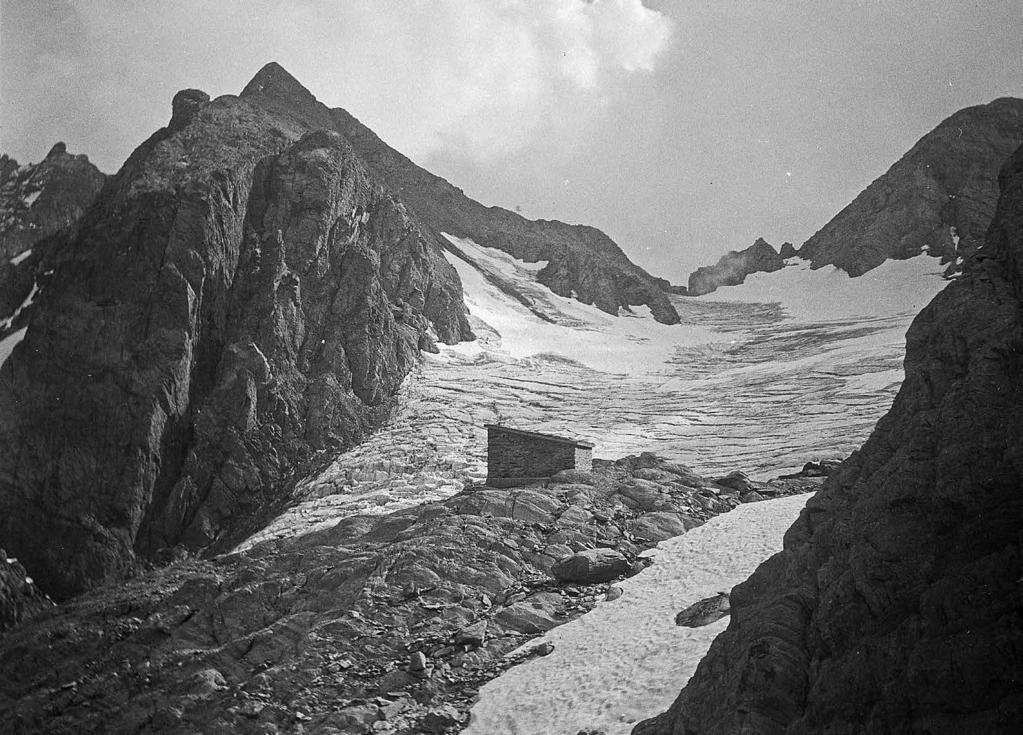 Il passo di Coca - dal bivacco Corti (ottobre 1933).