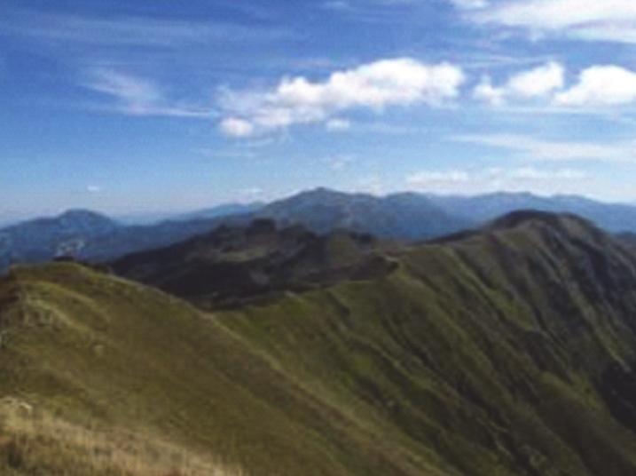 I laghi in prossimità del crinale mantengono l aspetto naturale; altri, quali il lago Ballano, sono stati parzialmente modificati a scopo idroelettrico.