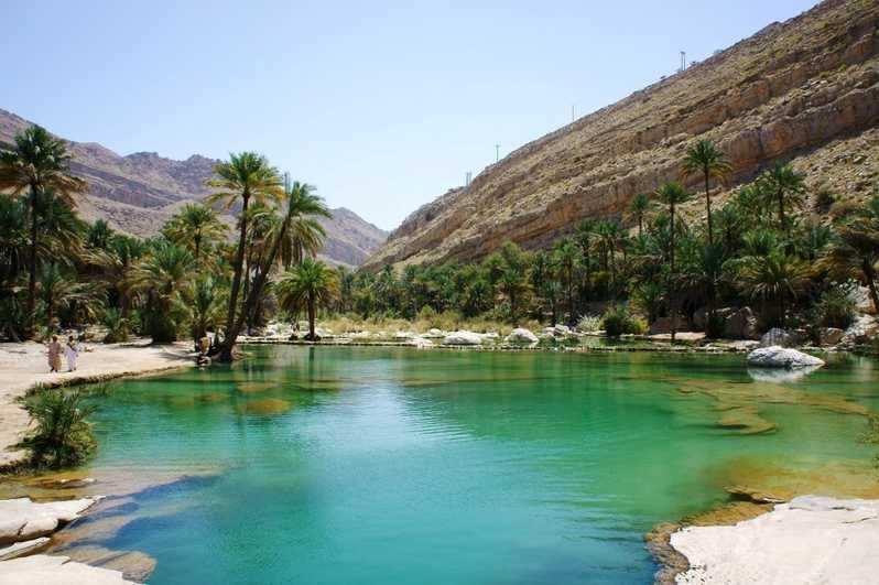 31 Ottobre - Mercoledì Wahiba Sands /Wadi Bani Khalid Tempo a disposizione per ammirare l alba e la bellezza del deserto prima della prima colazione al campo e della partenza a bordo dei veicoli 4x4