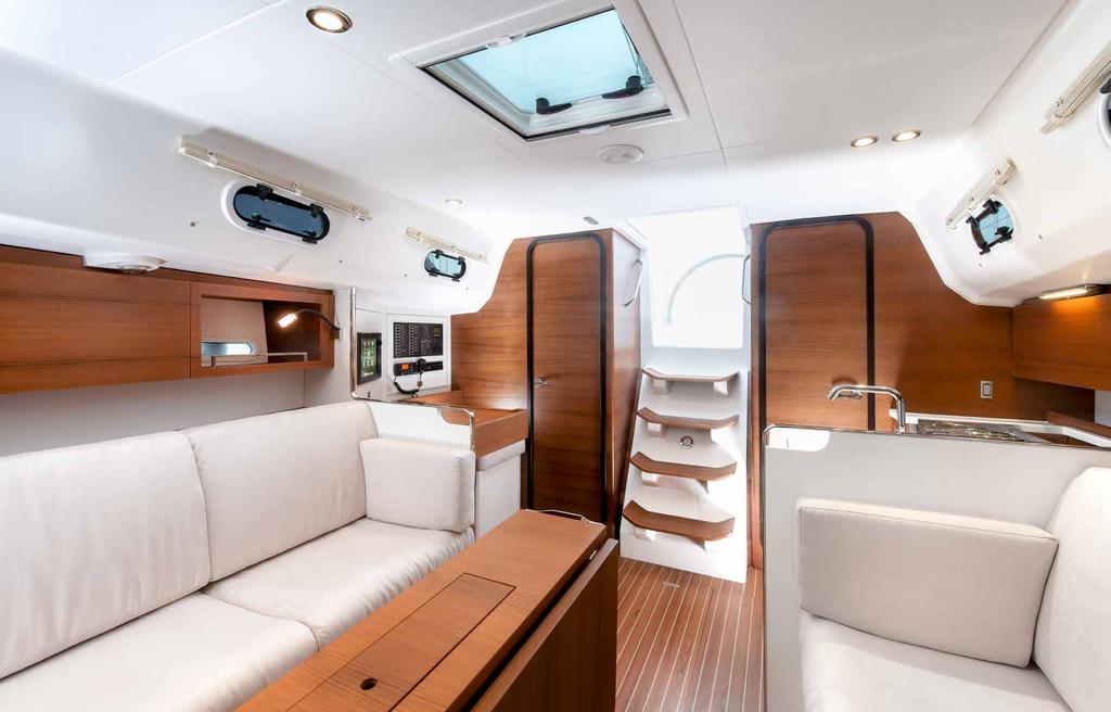 LIGHT AND SPACIOUS Interni raffinati, spaziosi e molto luminosi Below deck the Italia 10.98 amazes for the amount of space found in an 11 metre yacht.