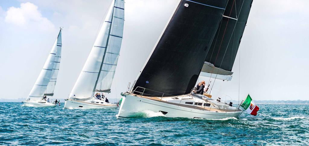 BLUE WATER AND SPORT LINE Le linee Blue Water e Sport di Italia Yachts Our Blue Water models are, without exception, elegant boats, that give the whole crew and family a gentle, safe and deceptively