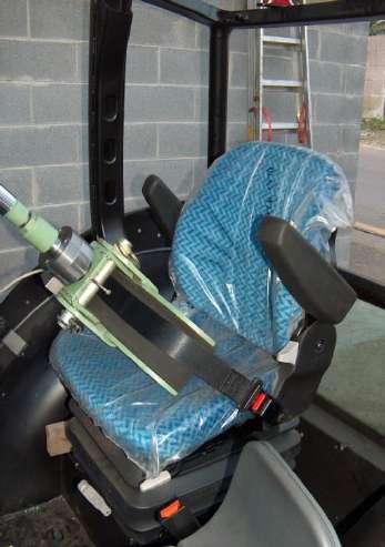 Per i trattori usati, spesso è necessario sostituire anche il sedile, perché non predisposto o adatto all accoppiamento con una cintura di sicurezza, che deve essere ancorata: - al sedile di