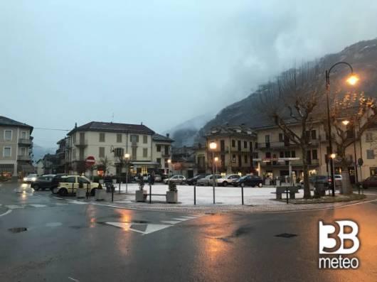 Nevica infatti su tutta la fascia alpina dal settore delle Graie fino alle Marittime e Liguri, con fiocchi fino a quote di fondovalle e pianeggianti.