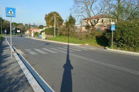 Foto 4 via Ardeatina, due passaggi pedonali a distanza di 20 m, quello in primo piano