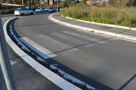 Foto 6 immissione della via di Tor Carbone sulla rotatoria, strisce