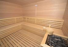 SAUNA RAMAGE La Sauna Ramage, è in legno massello di abete Svezia e gode di sauna finlandese con 2 panche in legno massello atermico Ayous predisposte per 3/4 posti seduti o stesi.
