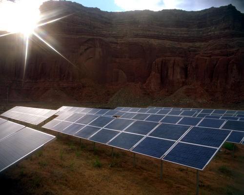 la tecnologia: moduli fotovoltaici Vantaggi sui metodi tradizionali di generazione elettrica: - è la risorsa di energia rinnovabile maggiormente disponibile - è risorsa disponibile ovunque (dove