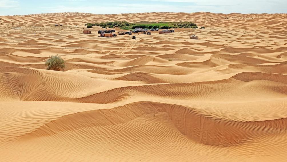 Punteremo verso Gour El Kleb saremo sempre più immersi nel Sahara in un susseguirsi estremamente divertente di Dune. Prima serata in Campo libero dove assaggerete la nostra cucina.