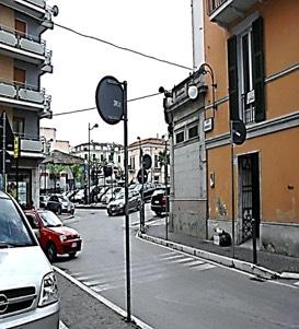 La porta veniva chiusa all imbrunire per la difesa della città, infatti era protetta da soldati, costruita con un arco di pietra, un portale di legno, un catenaccio