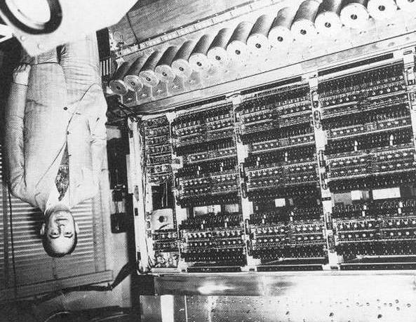 La macchina di Von Neumann A fianco di Von Neumann l'elaboratore IAS di Princeton o macchina di Von Neumann, ultimata nel 1952.