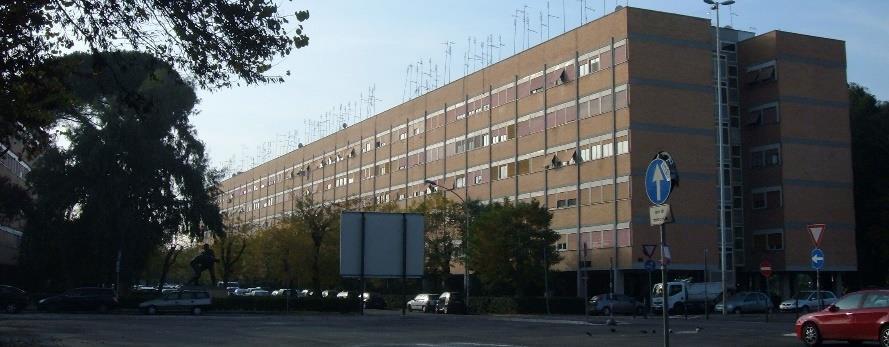 libera, il tetto piano, le finestre a nastro e il sollevamento dell edificio da terra su pilotis, e uniformando la scelta dei materiali per il