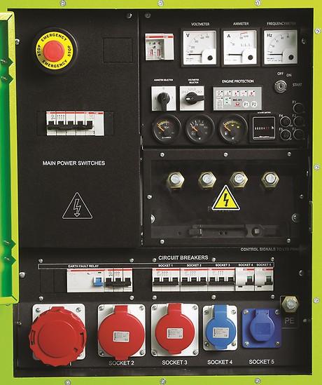 MPF - Quadro controllo manuale con strumentazione extra Quadro di controllo a comando manuale integrato e connesso al gruppo elettrogeno protetto da apposito sportello con oblò trasparente e chiusura