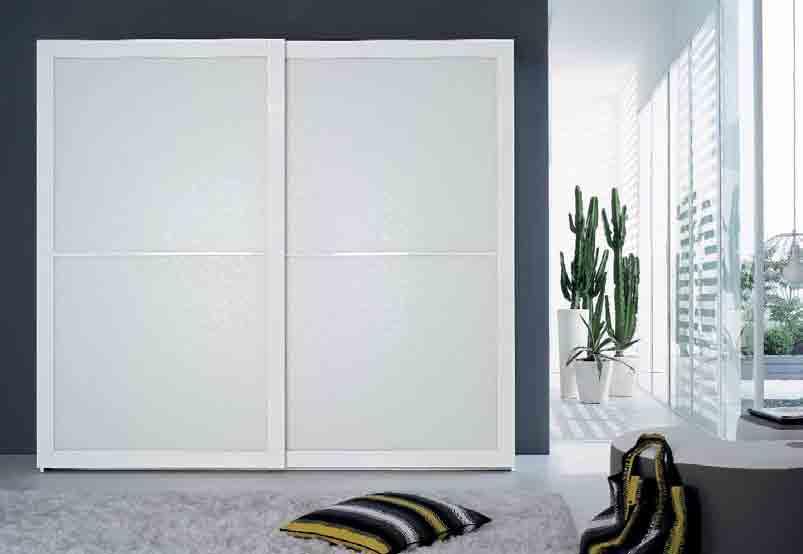 Ice bianco. Dimensioni: L 281 P 67 H 253 cm. Wardrobe with two 140cm wide sliding doors.