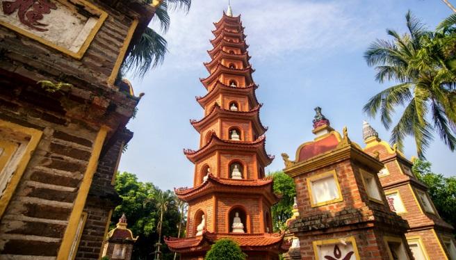 Visita quindi della Pagoda della Dama Celeste, la Thien Mu, situata sulla sponda sinistra del Huong Giang, il Fiume dei Profumi.