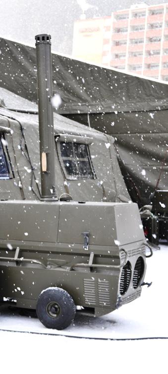 Grazie al riscaldamento i pazienti e il personale santario non soffrono il freddo. rs. Il personale impiegato al posto sanitario installato a Davos conta parecchi uomini.