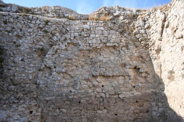 Lo scavo interessa i due ambienti interni denominati 1 e 2, divisi da un muro in pietra a faccia vista, in cui sono state ricavate due rampe di scale alte e