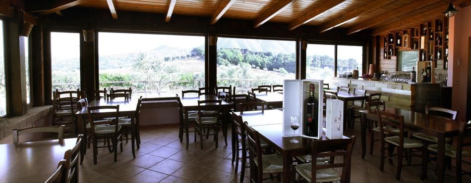 L azienda è dotata anche di una piccola sala per la degustazione dei vini con una capienza massima di 40