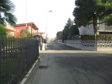 h) Via Galilei Localizzata all ipotetico centro dell ambito nord-est, procede a senso unico da ovest verso est permettendo al traffico veicolare di transitare da Via Volta verso Via Segre dove quest