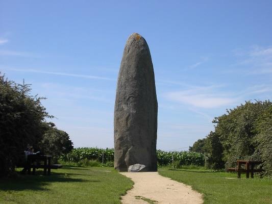 M Unica grande pietra conficcata nel terreno di epoca preistorica.