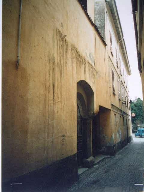 La corte eè delimitata da un muro alla lombarda con portale ad arco in pietra e cancellate in ferro battuto. Nella chiave dell'arco spicca lo stemma della famiglia Quadrio.