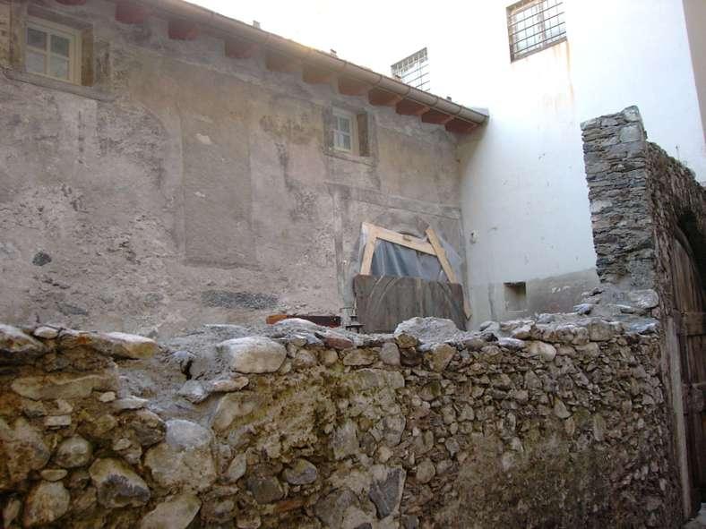 Lotto libero di pertinenza: 3427 L'edificio insiste o è in prossimità del tracciato delle antiche mura di Tirano.