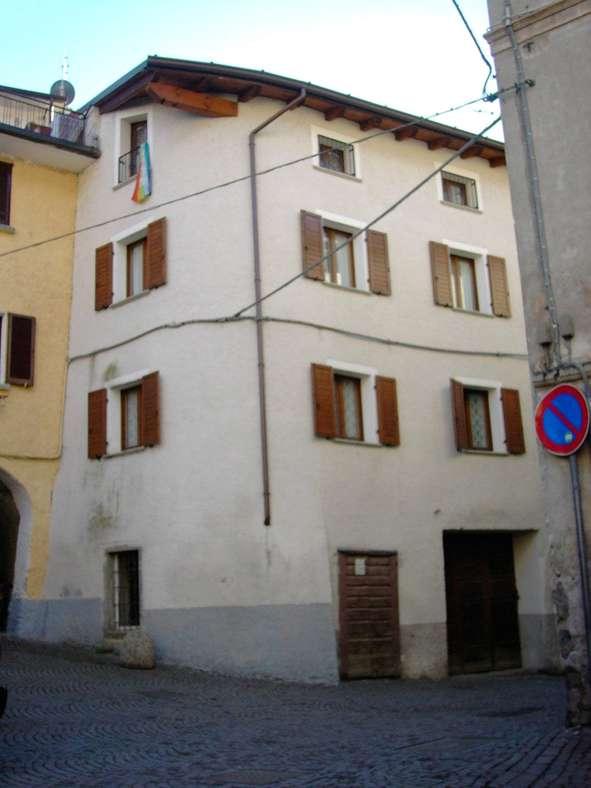 e altri Via Visconti Venosta 116 116 9,82 9,82 Mappale: 42----- 1139,12 1139,12 132 132 Ristrutturazione L'edificio in oggetto è l'unico, tra quelli affacciantesi su Via Visconti Venosta, ad essere