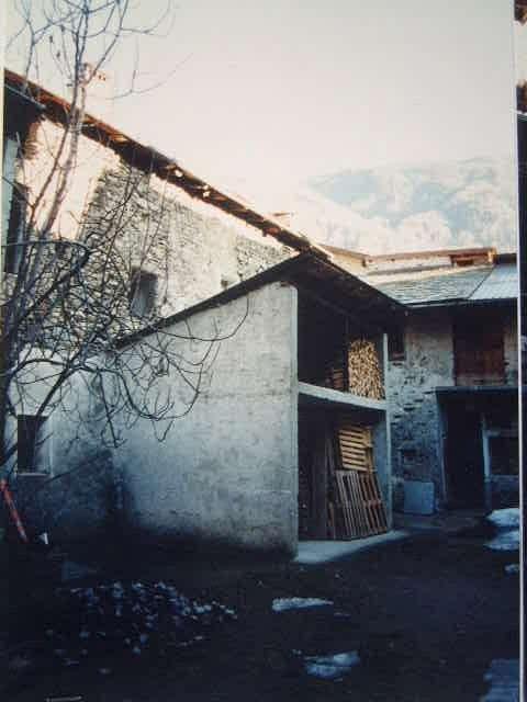 conservativo Edificio con caratteristiche ambientali, parzialmente ristrutturato in tempi recenti. Al piano terra portico con volta e passaggio pedonale verso Via Visconti Venosta. H.