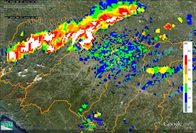 30 UTC (destra) Dalle 9 UTC circa si osserva la formazione di