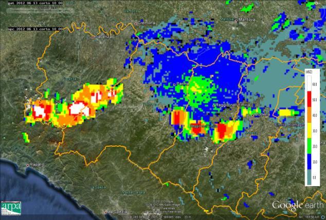 00 UTC (destra) Nel primo pomeriggio dalle 12 UTC, si osserva una linea di precipitazione temporalesca sulla