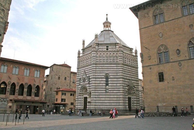 Lucca è stata la sola fra le città-stato della Toscana ad aver conservato la propria indipendenza fino al 1847 è ancora oggi quasi completamente circondata dalle mura cinquecentesche, Tra gli edifici