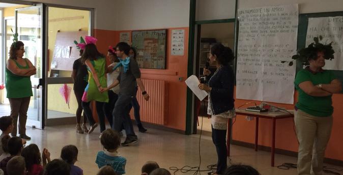 Passò il tempo e arrivò il giorno della festa. Vennero tanti bambini e il bosco si riempì di voci festose. Gli alberi osservavano dall alto quello che accadeva.