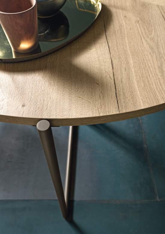 Une table relevable qui se plie comme un origami pour meubler ou faire de la place selon ses besoins. Un vrai cadeau pour ceux qui aiment des solutions dynamiques et créatives.