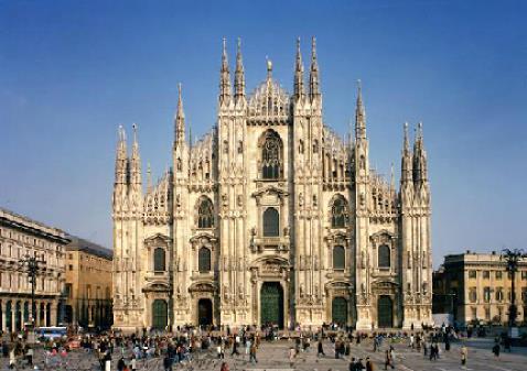 9 sfondi: Questo è il primo sfondo che compare nel video, quando Abby si presenta. È stato preso da internet e rappresenta il duomo di Milano.