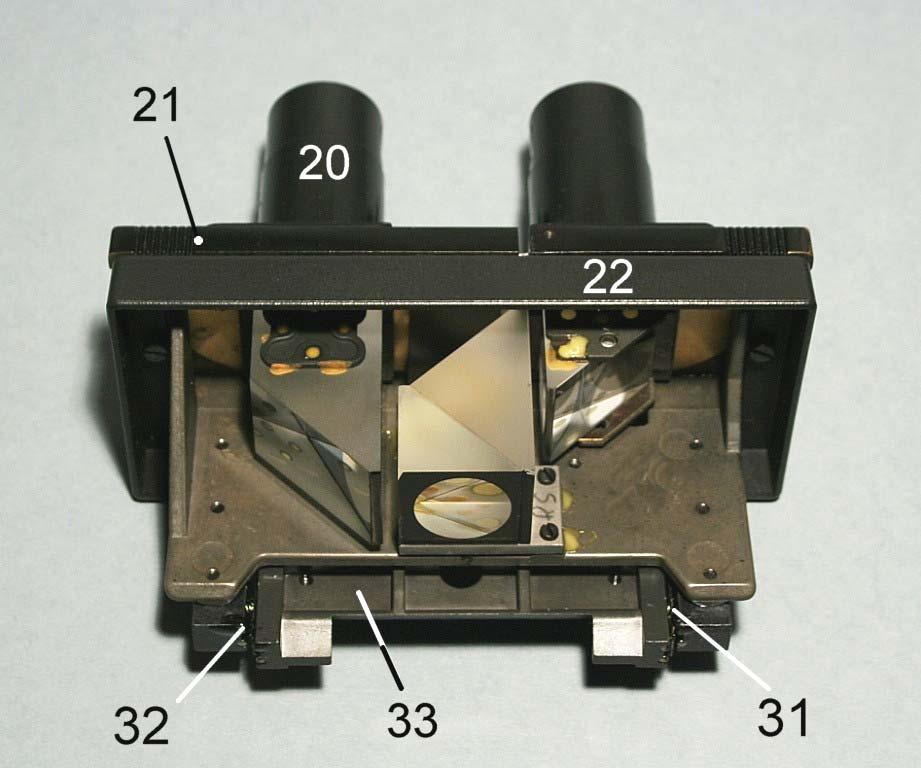 La Leitz ha fornito vari modelli di tubo contenenti un sistema di leve e di guide che spostano in su ed in giù i due oculari, appena si varia la distanza pupillare, in modo da compensare ogni