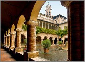 Tolentino Basilica di San Nicola Tolentino La figura di S. Nicola ha decisamente influito nello sviluppo e nella fama del complesso agostiniano di Tolentino e certo non soltanto di questo.